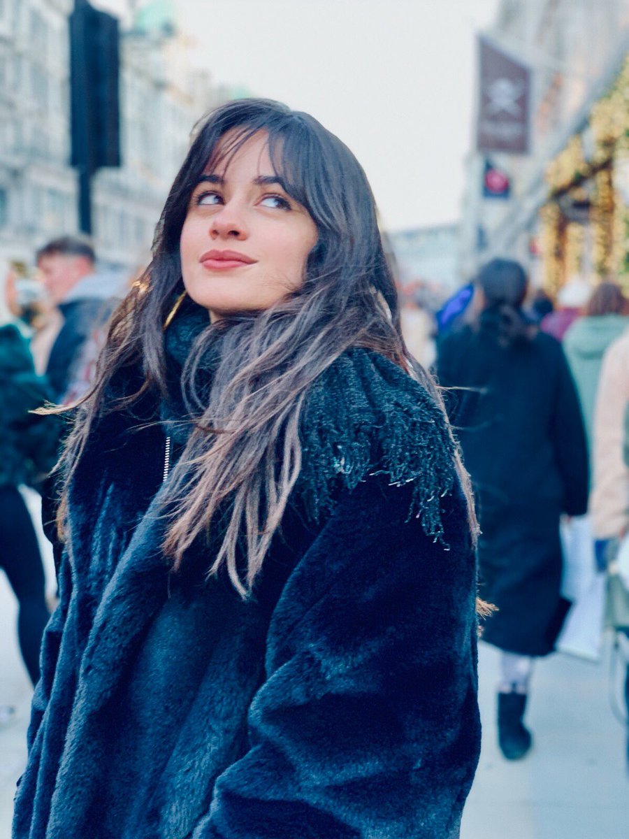 Camila_Cabello's tweet image. My buttcheeks = popsicles  ❄️❄️❄️