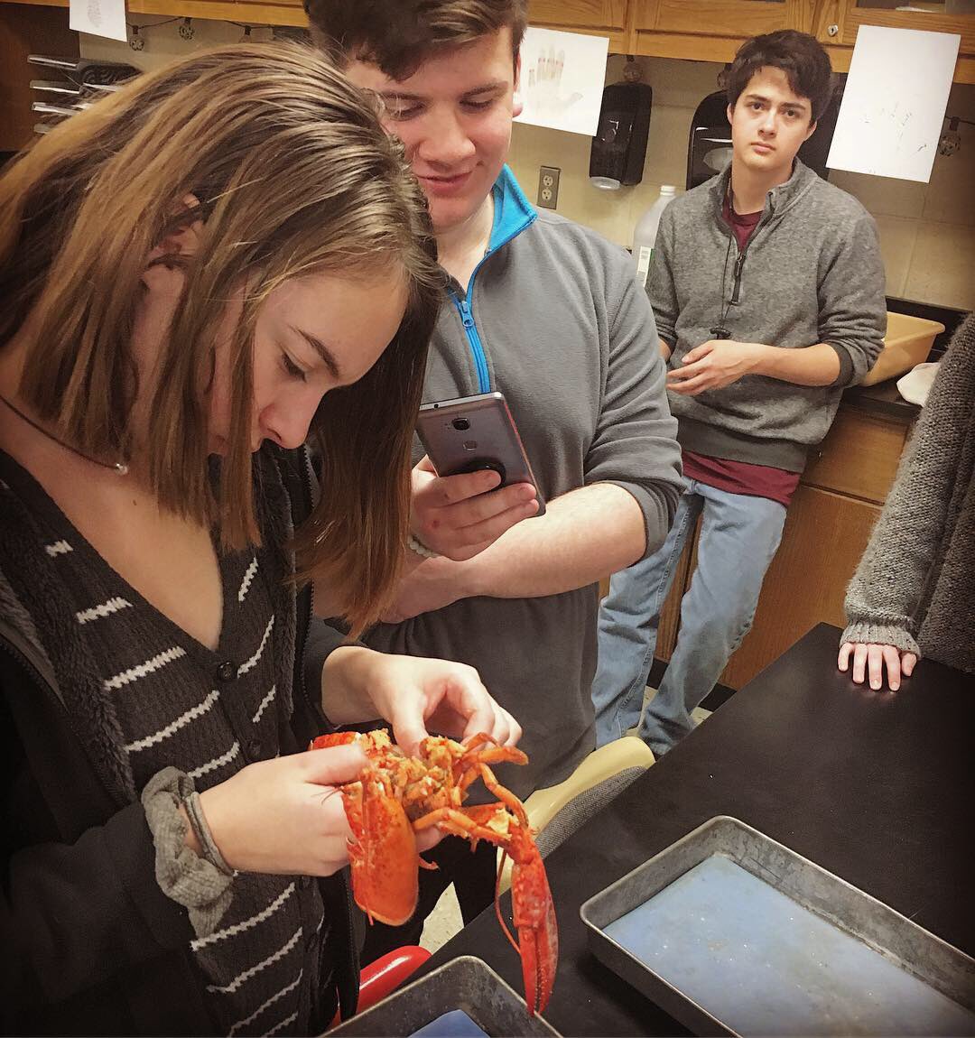 FlanBioWCHS's tweet photo. Things got a little cray cray today in our last dissection of the semester. #JoshIsJudgingUs #WCHSZoo 🦐 https://t.co/Eu19msziJ5