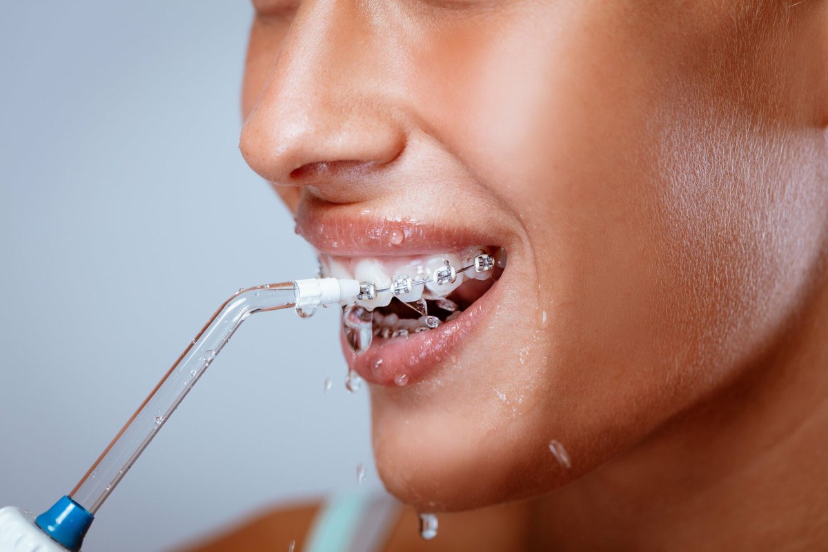 SIOsmiles's tweet photo. Thinking about a water flosser to help you maintain your oral health this holiday season? Colgate has some information on the benefits of this flossing tool. They also make great holiday gifts! https://t.co/J0G8dZR80m #DentalHygiene #DentalTips #HealthyTeeth #GreatSmiles https://t.co/7wDz53e5uE