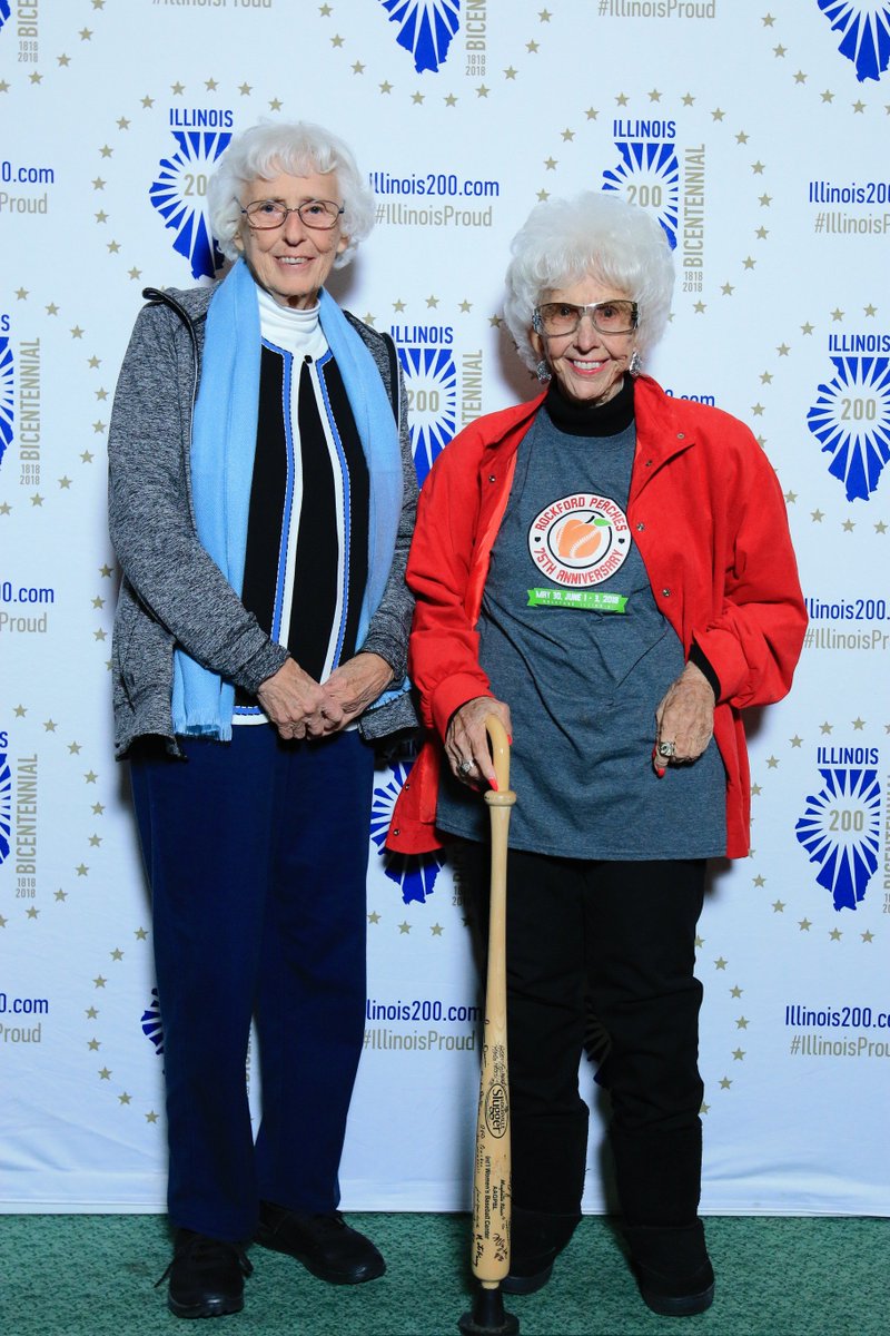 Illinois200's tweet photo. We still can’t believe we got to share the room with Illinois sports legends last week as we celebrated our state's athletic history and victories! ⚽️🏀🏈⚾️🏒 #IllinoisProud Photos by @SeanSuPhoto | @PurplePhotoCo https://t.co/xoUxpZpYte