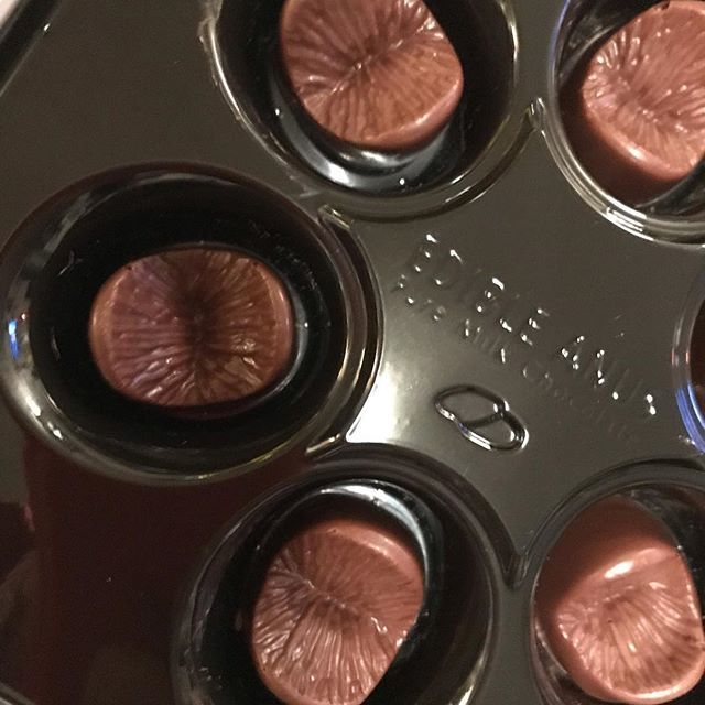 TheEdibleAnus's tweet photo. #beautifulfresh #chocolateanus waiting to be bought at the school market this Sunday at the #Christmasmarket #londonfields #packetsof6 https://t.co/uZOVb8FogQ https://t.co/06X7y8yLEl