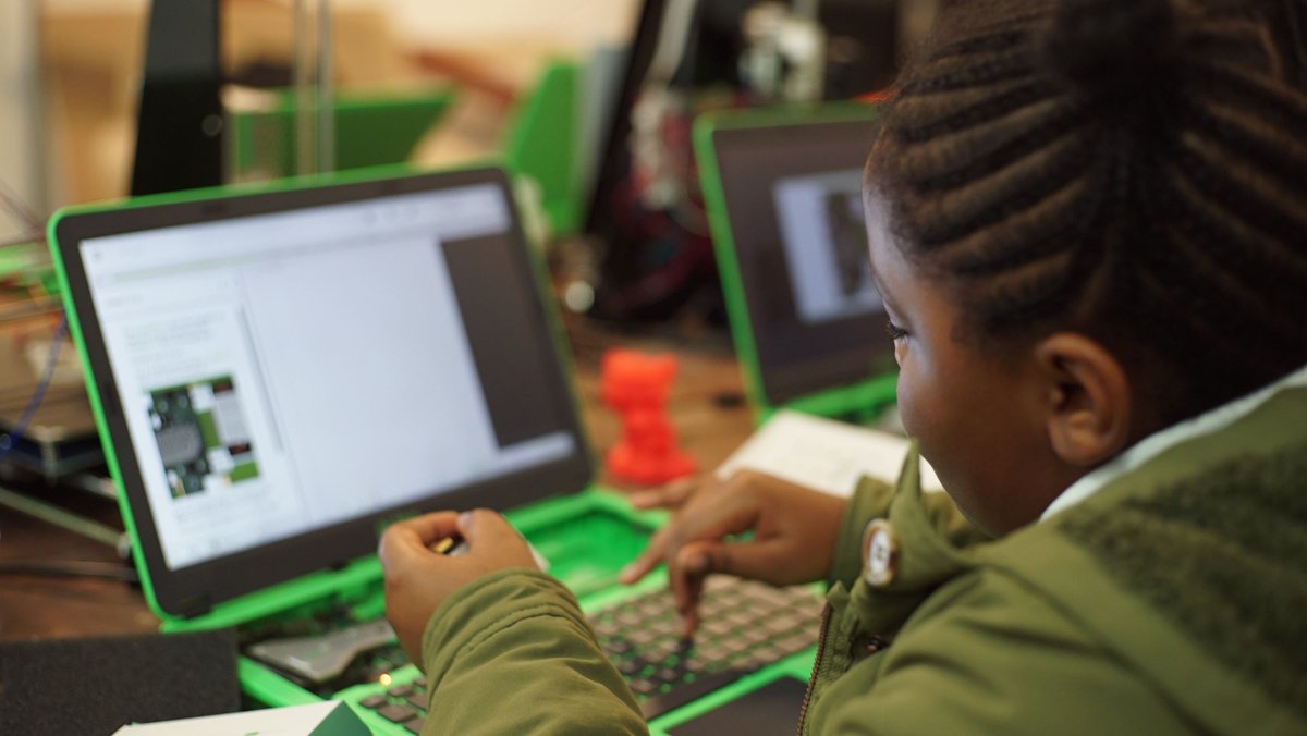 Holistec's tweet photo. Investigation, creativity and hands-on-learning are all exciting aspects of STEAM education that don’t have to end after primary school. 

#STEAM #holistec #creativity #excitement #art #education #edtech 

https://t.co/9TRdVV67YK https://t.co/GHH2JiQf7T