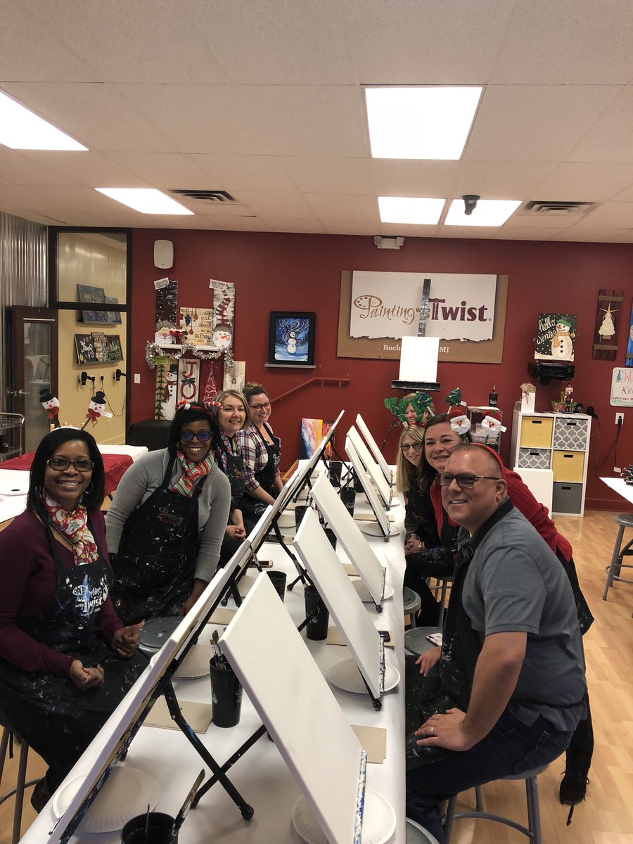 KearneysCircus's tweet photo. @HR4Connected Market 842 HR team doing a little holiday team building at #paintingwithatwist https://t.co/L4EzBJTTVw