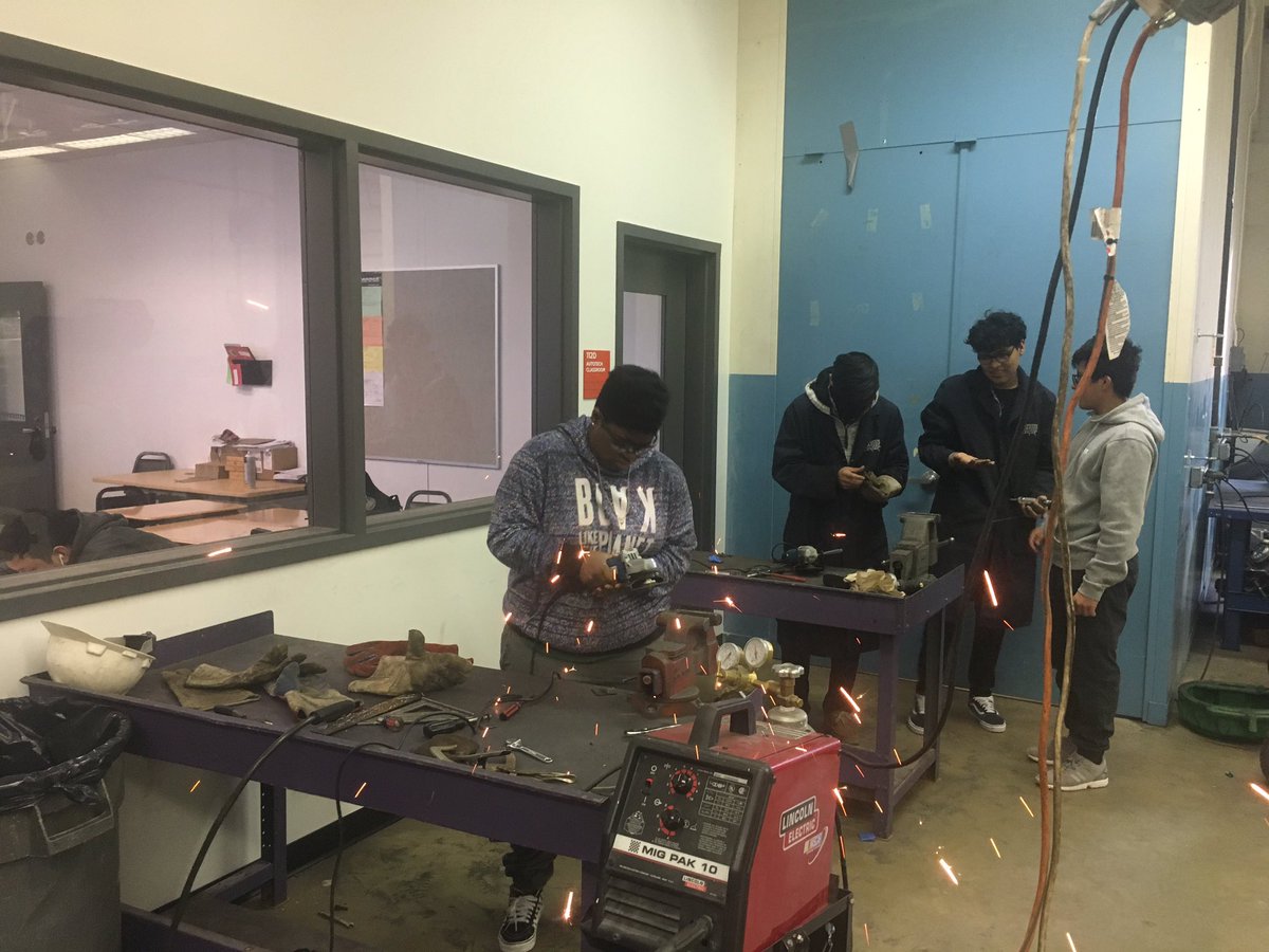 APSAutoTechcc's tweet image. Welding in Mr. Little Auto tech class. @APS_CTAE ,@arl_learn ,@Margaretchungcc