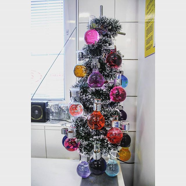 mybenznote's tweet photo. 👩‍🔬👨🏻‍🔬⌬ Chemistree 🌲🌲🌲
Faculty of nature sciences, Špačince, Slovakia 📸: @karin_chemistry

#facultyofnaturesciences #chemistree #mybenznote #benznote #lab #labtree #flask #ika #chemistry #chemart #tree #radiology #ekochemia #chémia #science #medicine https://t.co/OkA3gclbQA https://t.co/tl0sapFiOv