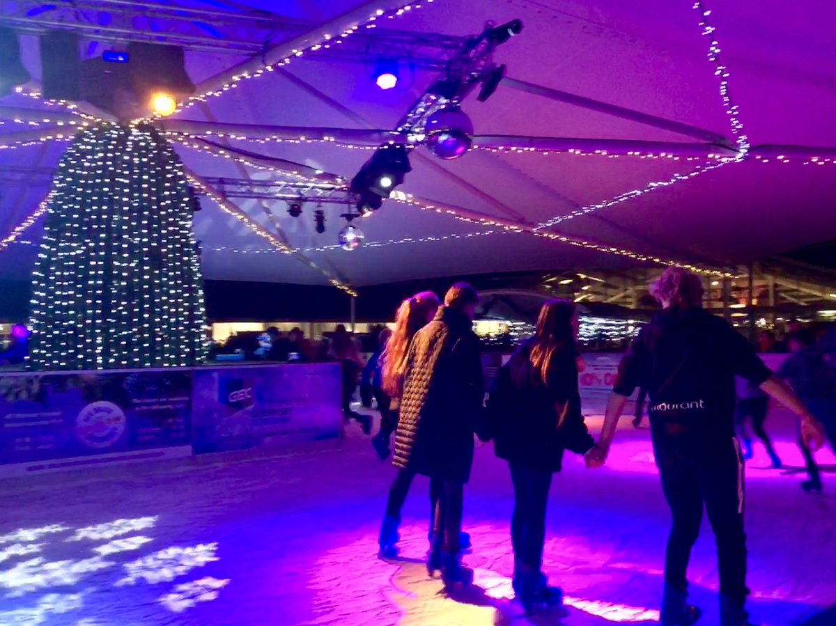 The cadets all met up this evening to have a skate on the temporary rink here in #Guernsey.  Lovely photo of teamwork from the girls! #RAFAirCadets #Christmas
