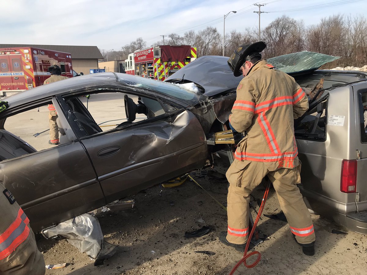 RockfordFire's tweet image. Thank you @LKQCorp #RockfordIL for helping the crew of #Engine11 to do some great vehicle extrication training today!