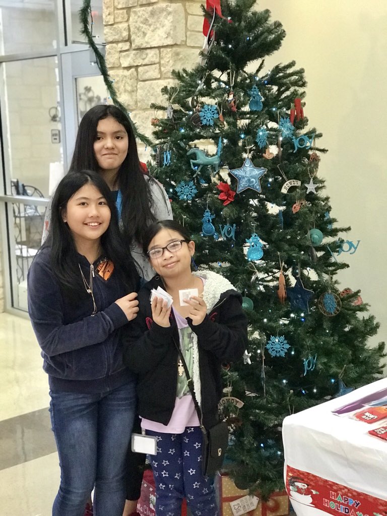MsHaysCounselor's tweet photo. Holiday festivities! 🎄 🎁 @MendenhallHorns #mendenhalllearns @Plano_Schools @mendenhall5th @chaseoaks @Mendenhall4th https://t.co/MDZaLH1Uxi