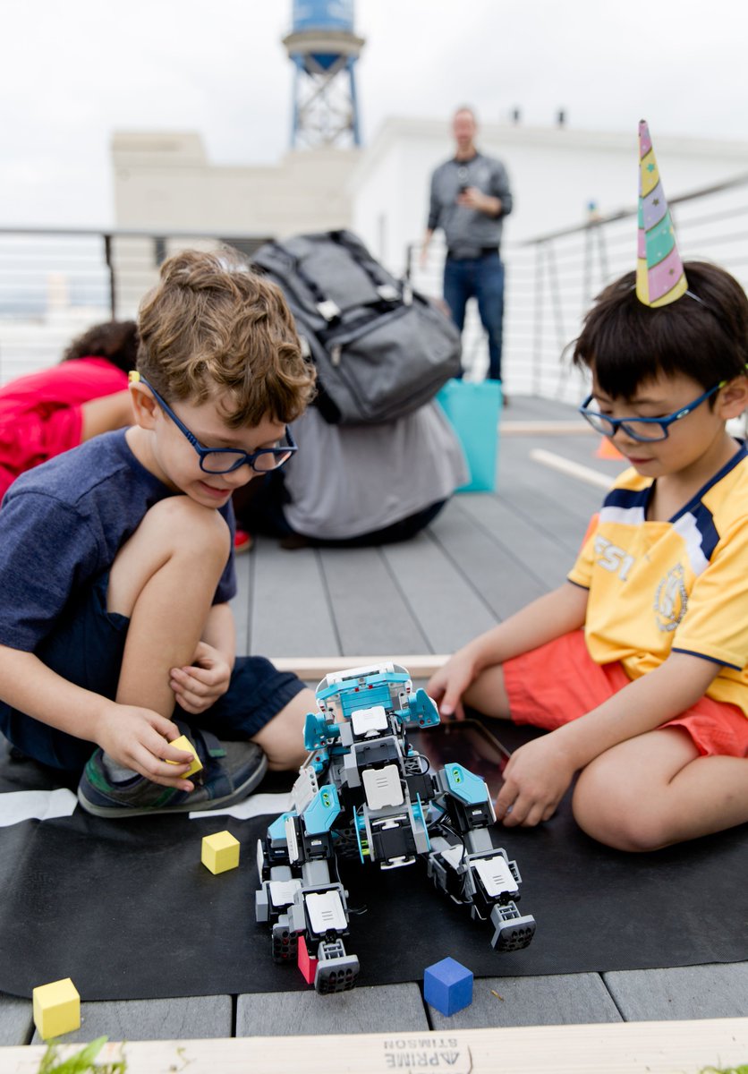 UBTECHRobotics's tweet image. Inspiring the next generation to dive deep into the world of coding and robotics with JIMU Robot. #TBT