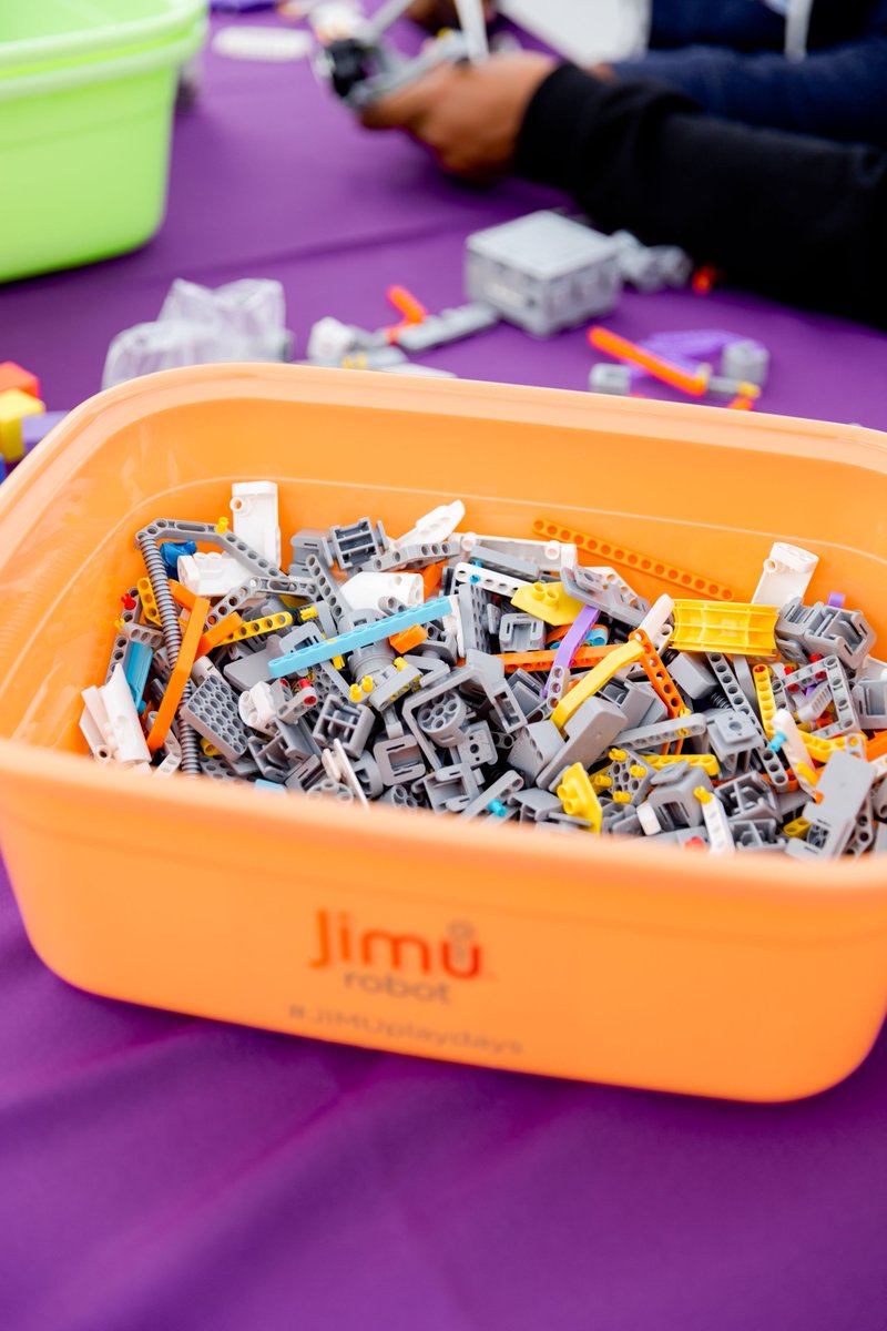 UBTECHRobotics's tweet image. Inspiring the next generation to dive deep into the world of coding and robotics with JIMU Robot. #TBT