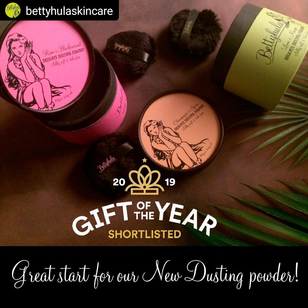 cardandgiftrep's tweet photo. 🙌 SO PROUD of our NEW dusting powder!!! It’s been shortlisted for best bath &amp; beauty gift 2019🍾 Be a trendsetter! #xmasgifts #bettyhula  #giftoftheyear #giftwareassociation #goty2019 https://t.co/JqHrtsSGSn