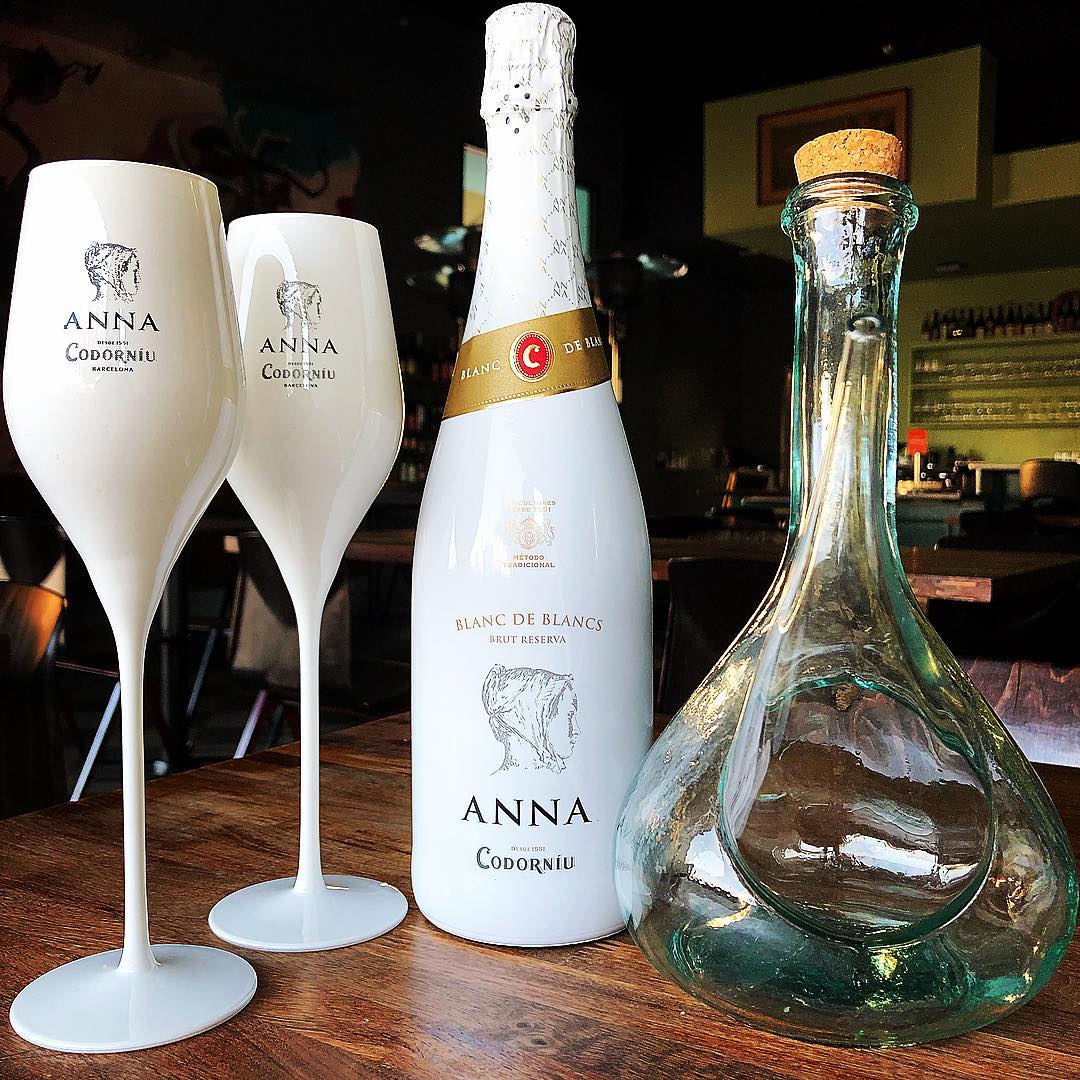 AnnaCodorniu_US's tweet photo. Make your holidays pop with sparkling from Barcelona! How do you spend the season? 📸: @matthewjkaner #DOCava https://t.co/GgNMBzjj43