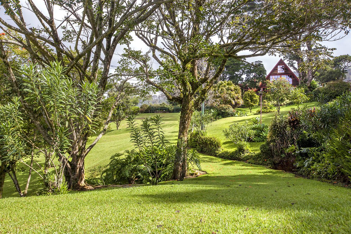 RealtyJcfrancis's tweet image. In San José de la Montaña is Monte Gitano, a gorgeous rustic residence of 501 m2/5392 ft2 of const. over 14.931 m2/3,97 acres of land. 

Appraised for $920.000 USD, our asking price: $763.000.

#RealEstate #MountainProperty
#CostaRica #BienesRaices #Home