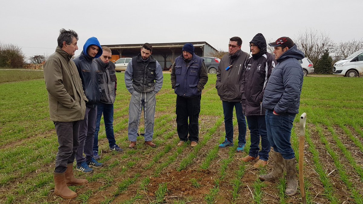 ThierryGain's tweet photo. Quand des agriculteurs découvrent la réalité de l'ACS avec l'#APAD la passion l'emporte sur la température glaciale (enfin après 2 heures dehors on est content de rentrer au chaud...) https://t.co/O2UsvDxPiR