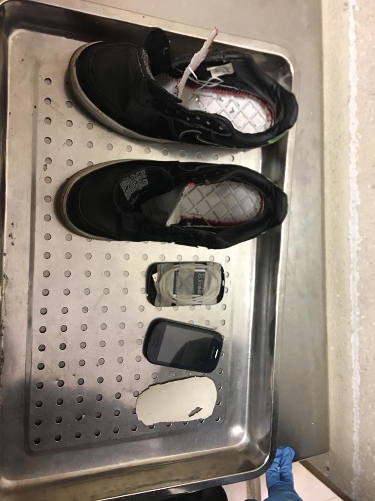 goberazuay's tweet photo. .@PoliciaEcuador, a través de la Unidad de Contingencia Penitenciaria del CRS Turi, detuvo a una ciudadana de 26 años, a quien al momento de pasar los filtros de seguridad se le detectó en sus zapatos deportivos un celular #UnidosPorAzuay https://t.co/2U9KLWEeKE