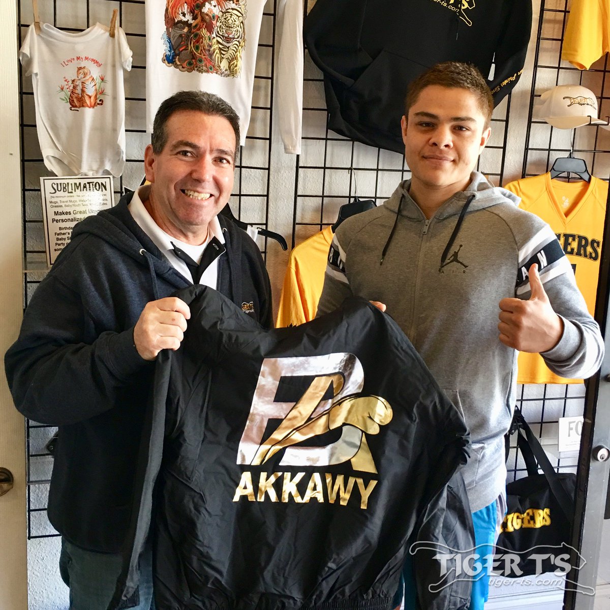 TigerTs14's tweet photo. Tiger-Ts had the priviledge to print some of Bilal Akkawy's jackets and jerseys. Good luck at Madison Square Garden!!!
#bilalakkawy #boxer #boxing #akkawyboxingclub #screenprinter #screenprinting #tshirts #fitness https://t.co/irCLDQTylr