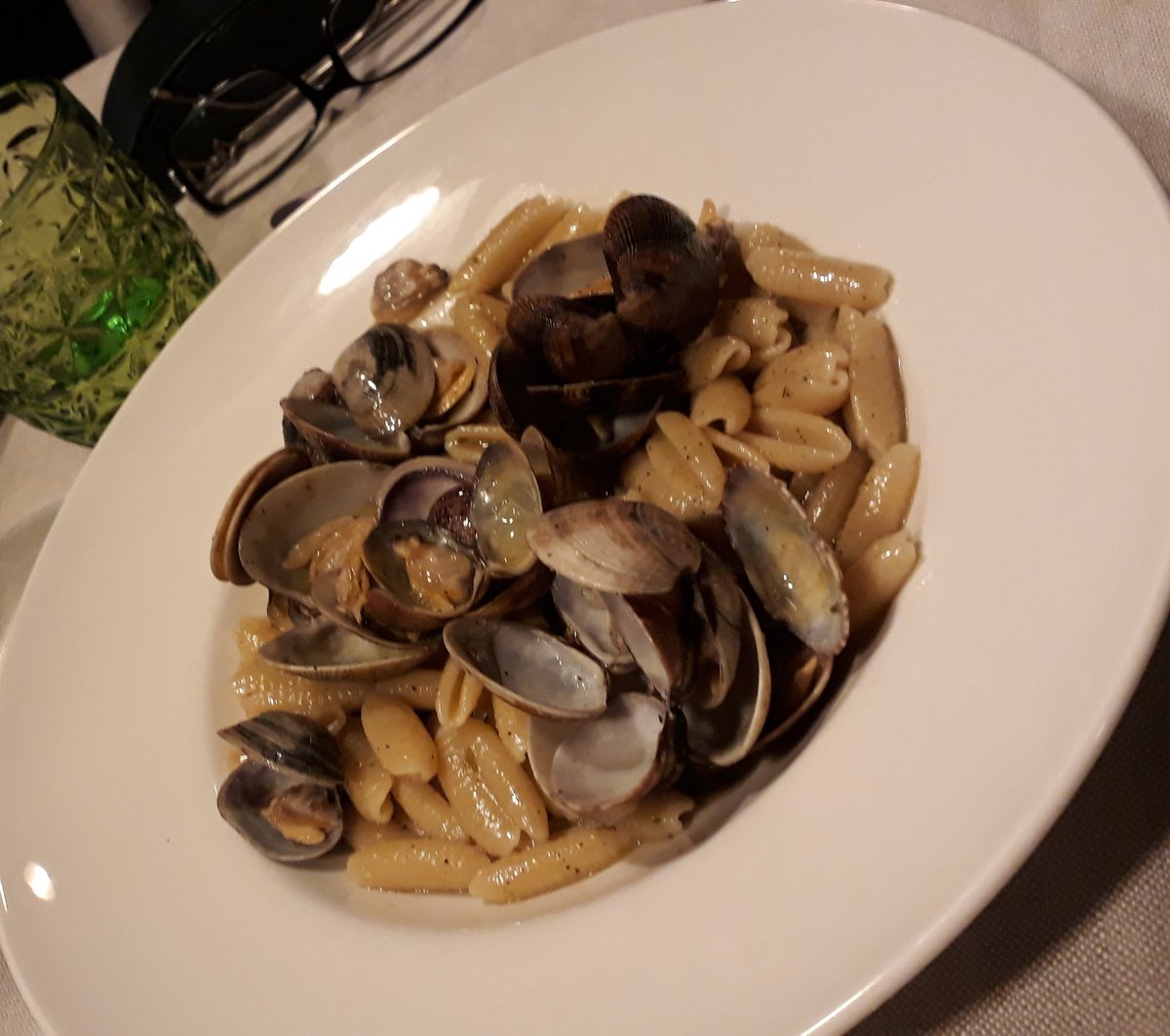 Marco_K18's tweet photo. #ElephantGinAperitif
@PescheriaconCottura
Maccheroncini Ricciola Pistacchi, fritto, #cavatelli alle vongole, #Laganari cozze e poi...?
#cocktail #gin @ElephantGin #InFishWeTrust #pesce https://t.co/ZHuS61mlaQ