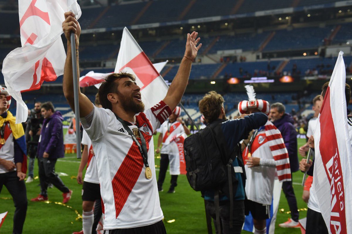 Mientras viva tu bandera la izaremos con honor ⚪️❤️⚪️