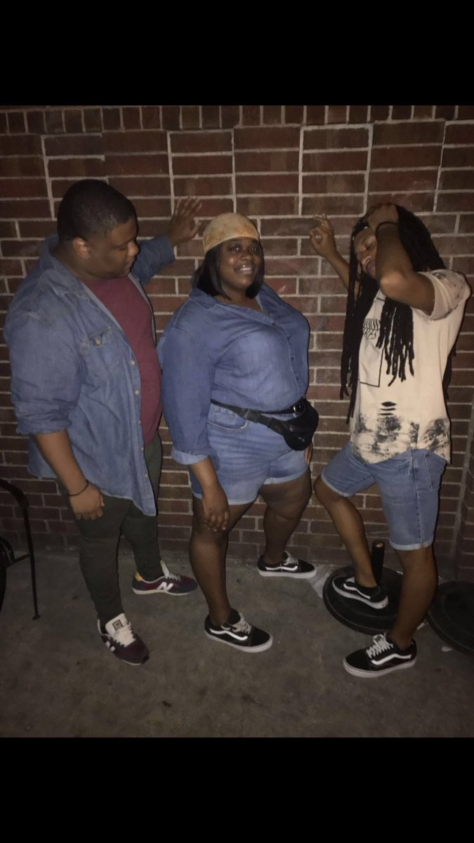 CookiieB30's tweet photo. Sooo this night was the night everybody went to Como on that Thursday before graduation &amp; y’all when I say I’ll never forget this day EVER we was sooo litttttt we took a million pictures just to get like 6 perfect ones...Deeee you clowned with this one 😩 I love you 💜 https://t.co/801cmD2Axn
