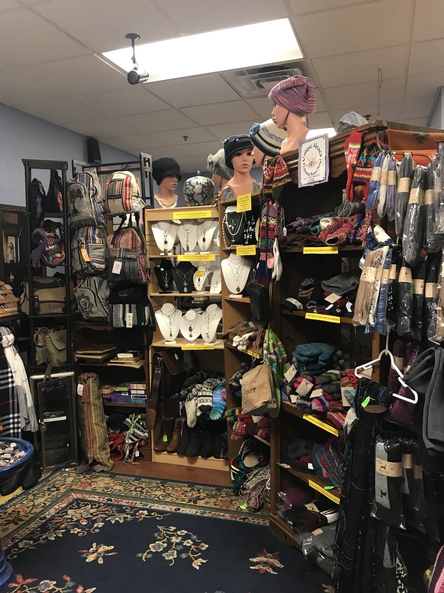 alexisplues's tweet photo. This lady is a small shop owner! Today she came into my work crying her eyes out because she hasn’t made any sales and this store is the only thing she has. PLEASE RT this and go check her store out and buy loved ones some dope ass gifts! It’s called Silver and Scents in Kent OH https://t.co/obgRg42S24