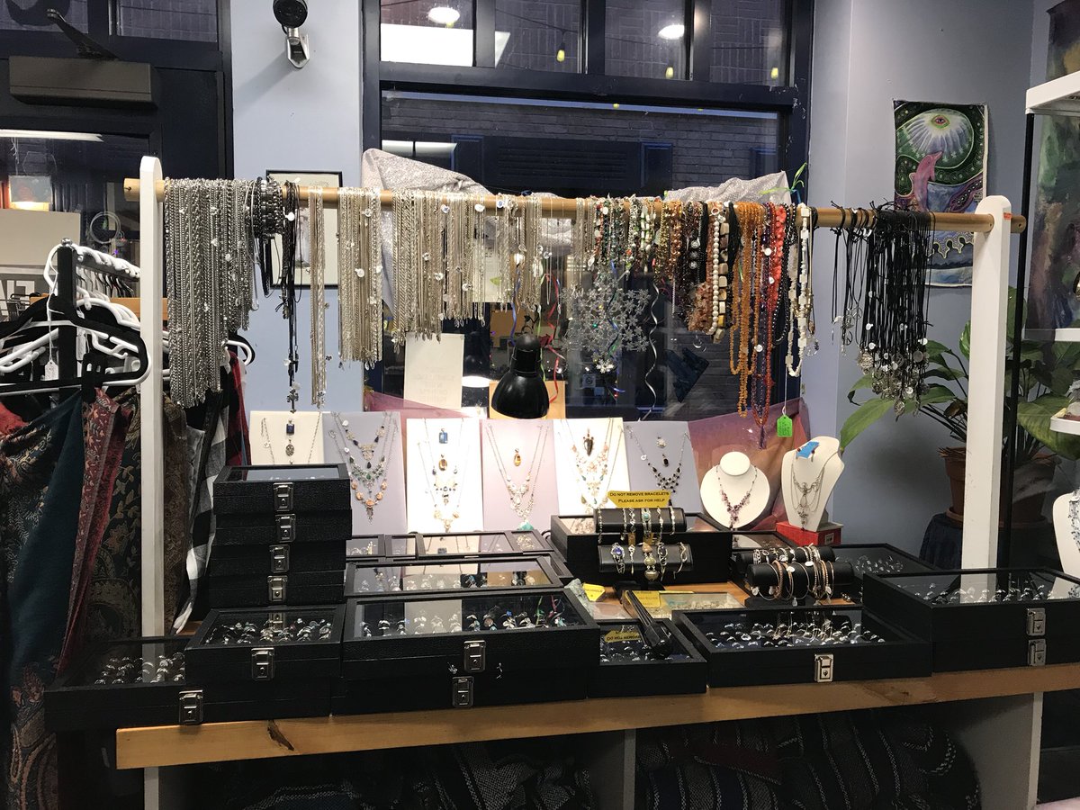 alexisplues's tweet photo. This lady is a small shop owner! Today she came into my work crying her eyes out because she hasn’t made any sales and this store is the only thing she has. PLEASE RT this and go check her store out and buy loved ones some dope ass gifts! It’s called Silver and Scents in Kent OH https://t.co/obgRg42S24