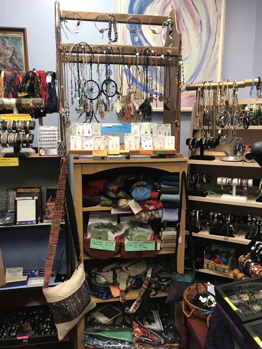 alexisplues's tweet photo. This lady is a small shop owner! Today she came into my work crying her eyes out because she hasn’t made any sales and this store is the only thing she has. PLEASE RT this and go check her store out and buy loved ones some dope ass gifts! It’s called Silver and Scents in Kent OH https://t.co/obgRg42S24