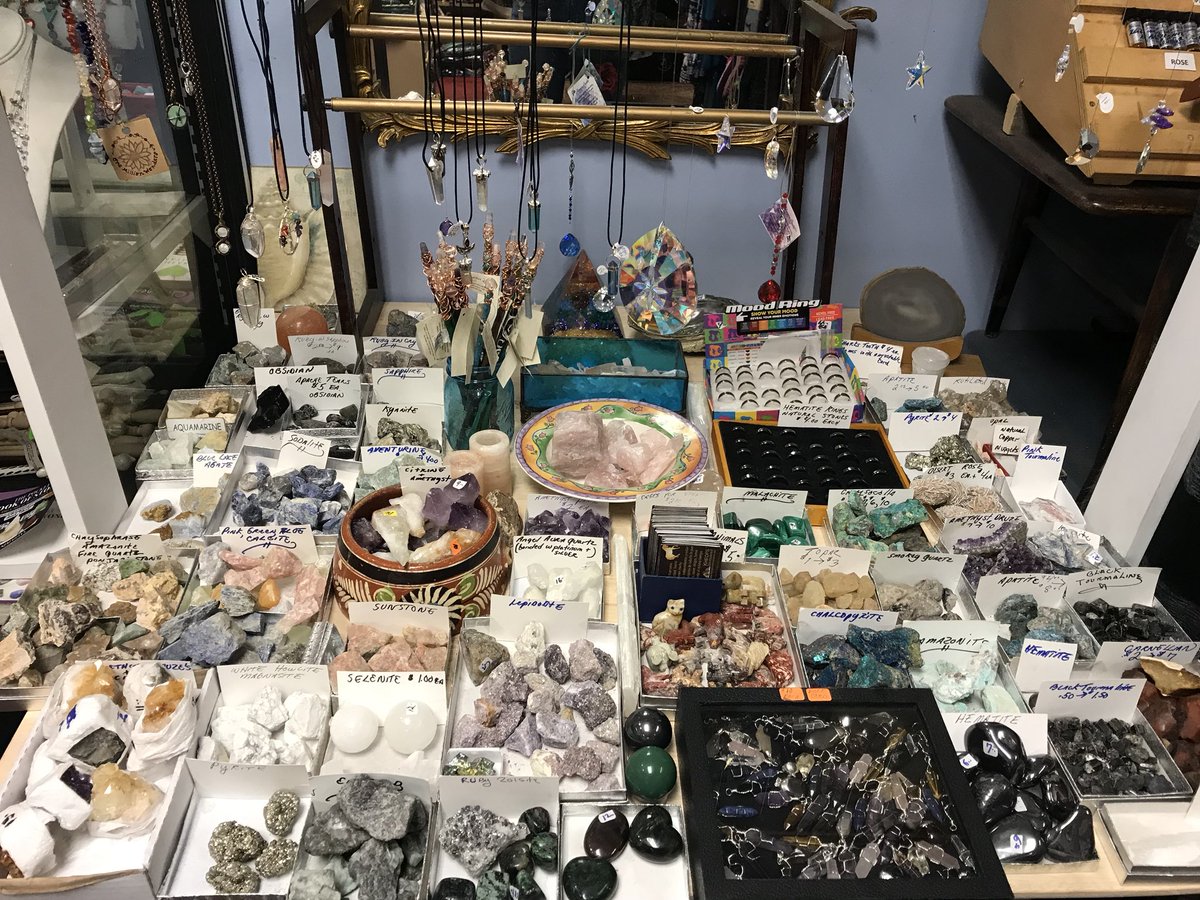 alexisplues's tweet photo. This lady is a small shop owner! Today she came into my work crying her eyes out because she hasn’t made any sales and this store is the only thing she has. PLEASE RT this and go check her store out and buy loved ones some dope ass gifts! It’s called Silver and Scents in Kent OH https://t.co/obgRg42S24