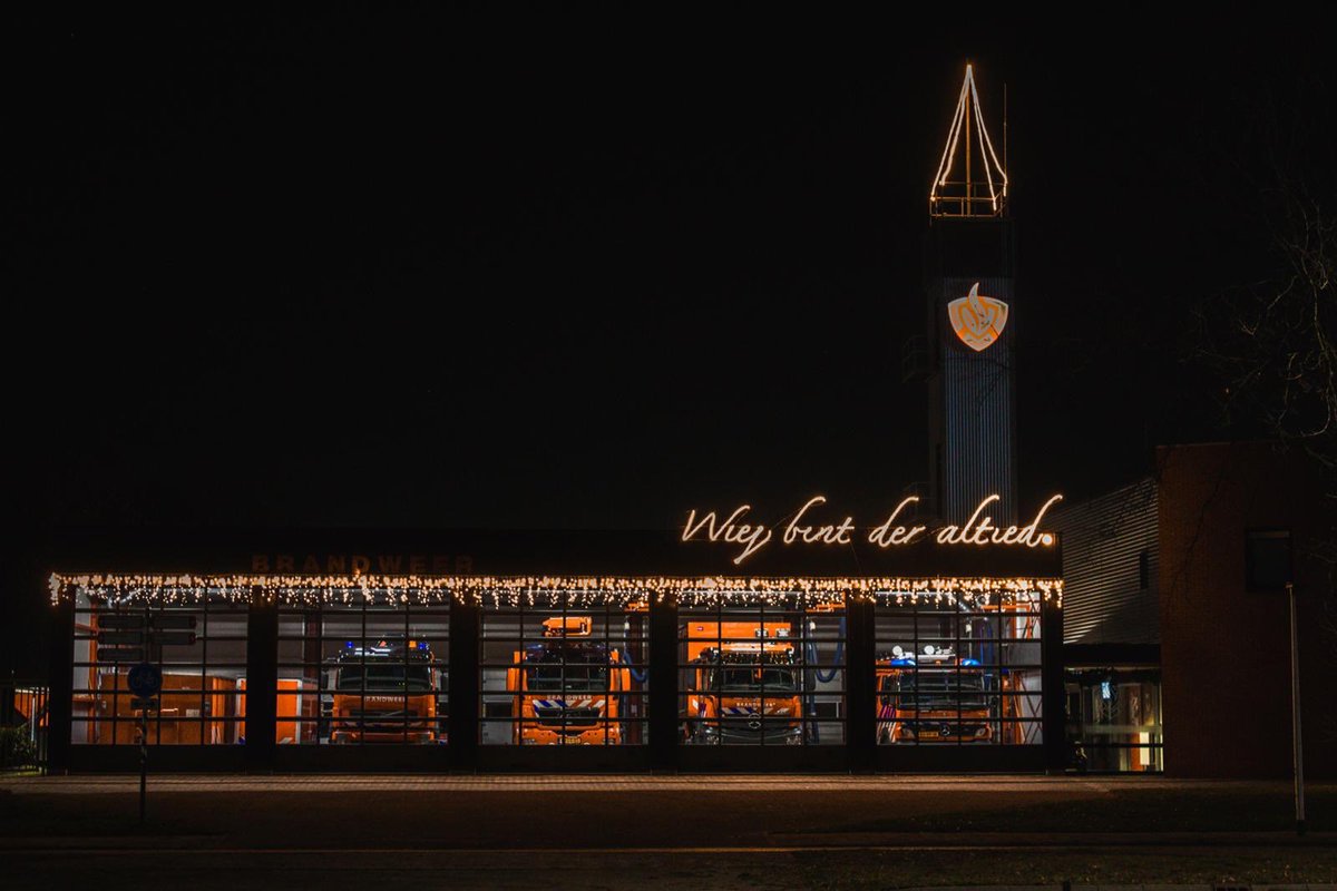 GroenewegenK's tweet photo. Trots en indrukwekkend. Lokaal geregeld door kazerneleden. #wiebintderaltied #kerst ⁦@BrandweerTwente⁩ https://t.co/G89b5qAgNh