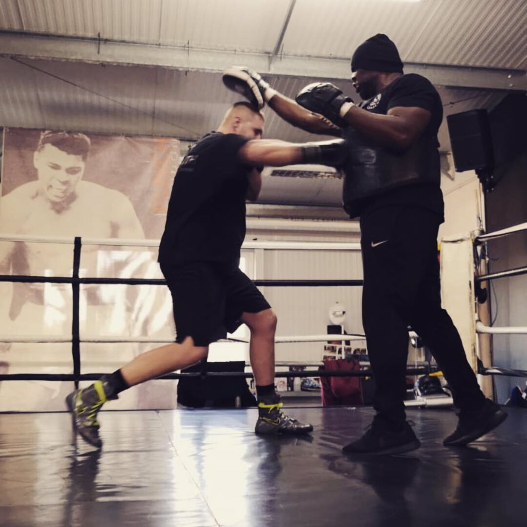 _Dirty_Harry_1's tweet image. A successful and strong day on the pads with the master him self @doncharlesboxing at @weareboxr Enjoyed putting together new combinations and sharpening the tools whilst making big plans for 2019 💥🥊💪🏻 #BOXR #boxing #fitness  #timetoshine  #beastmode  #gotime #onelife #dreambig