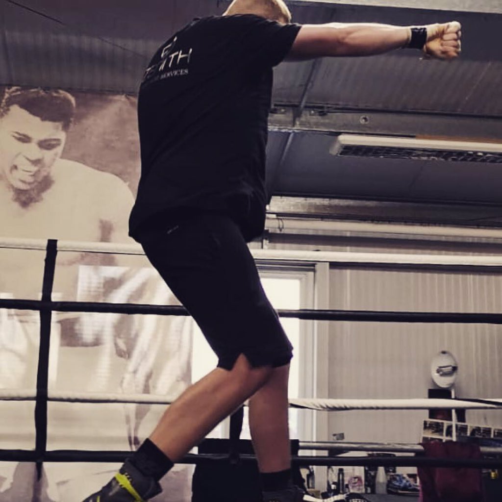 _Dirty_Harry_1's tweet image. A successful and strong day on the pads with the master him self @doncharlesboxing at @weareboxr Enjoyed putting together new combinations and sharpening the tools whilst making big plans for 2019 💥🥊💪🏻 #BOXR #boxing #fitness  #timetoshine  #beastmode  #gotime #onelife #dreambig