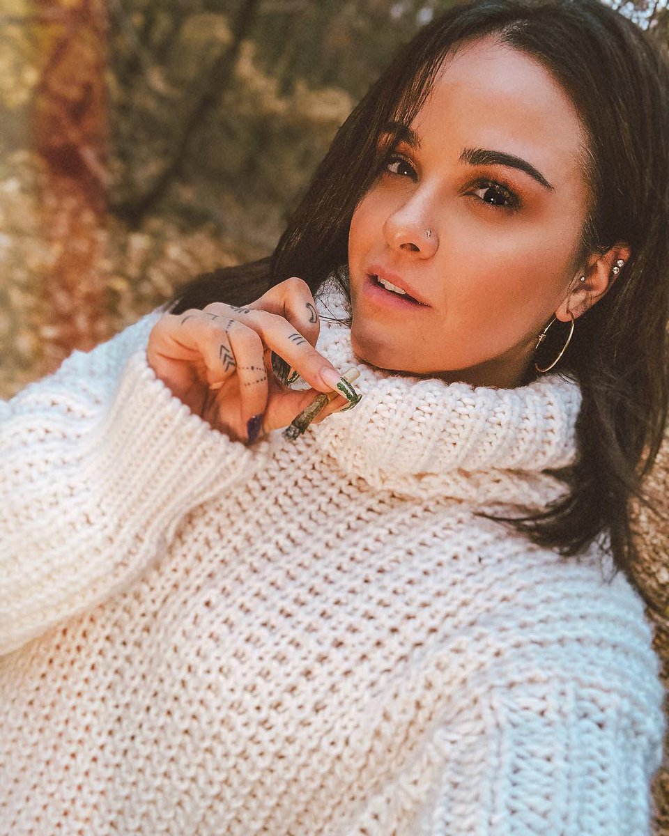 Chronic_Chicks's tweet image. This small chronic break is brought to you by ismokeseaweed
Do you believe in magic?
•I own The Joint
•Licensed Cannabis Patient (21+)
•Higher Maintenance 
•Anxiety ridden trend setter 
•Paint A Pipe Event 👇🏽
.
.
.
➡ Use #chronicchicks | #chronicstyle