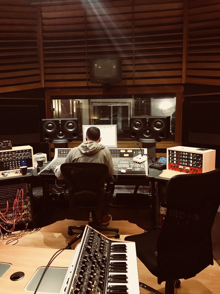 theevesmusic's tweet image. Great session recording backing vocals for @andygunnmusic tonight @castlesound1 and nice to do something a little different. Thank you Andy! #blues #sessionwork #backingvocals #Scotland