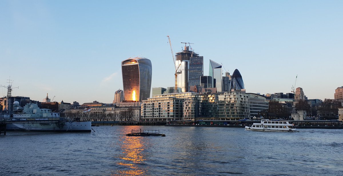 Gentle end to a cold  winter day in  #London today #sunset  
#TheThames #TheCityofLondon #ThePhotoHour #stormhour