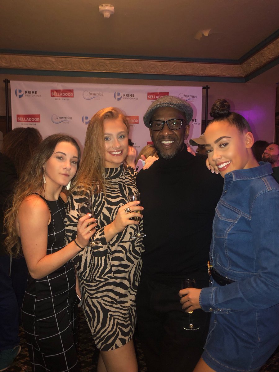 haydnsmart's tweet image. Some pics from press night on Wednesday! Having the best time performing everyday in @sell_a_door production of #Aladdin!So lucky to have these amazing people around me #bestcast I just love what I do!Thank you to @DandBPerforming for everything🎭❤️ @BroadwayCatford @PantoCatford