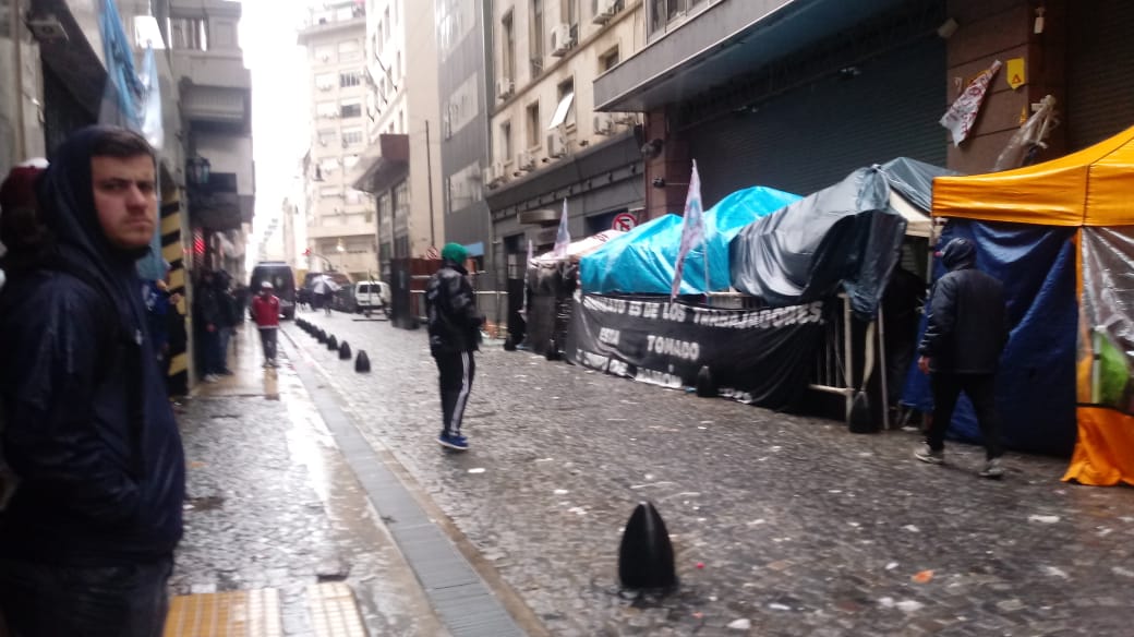 LA GRANATE MORADA EN SU PRUEBA DE FUEGO.- "La prueba para estos jóvenes militantes y delegados gremiales radica en la confrontación de las profundas convicciones que los movilizan, ante el pseudo-legalismo de un estado corrupto". 
cisencta.blogspot.com/2018/12/la-gra…