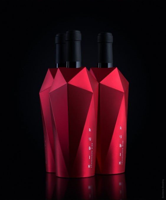 Excellent look for this wine bottle! #marketing #packaging #cool