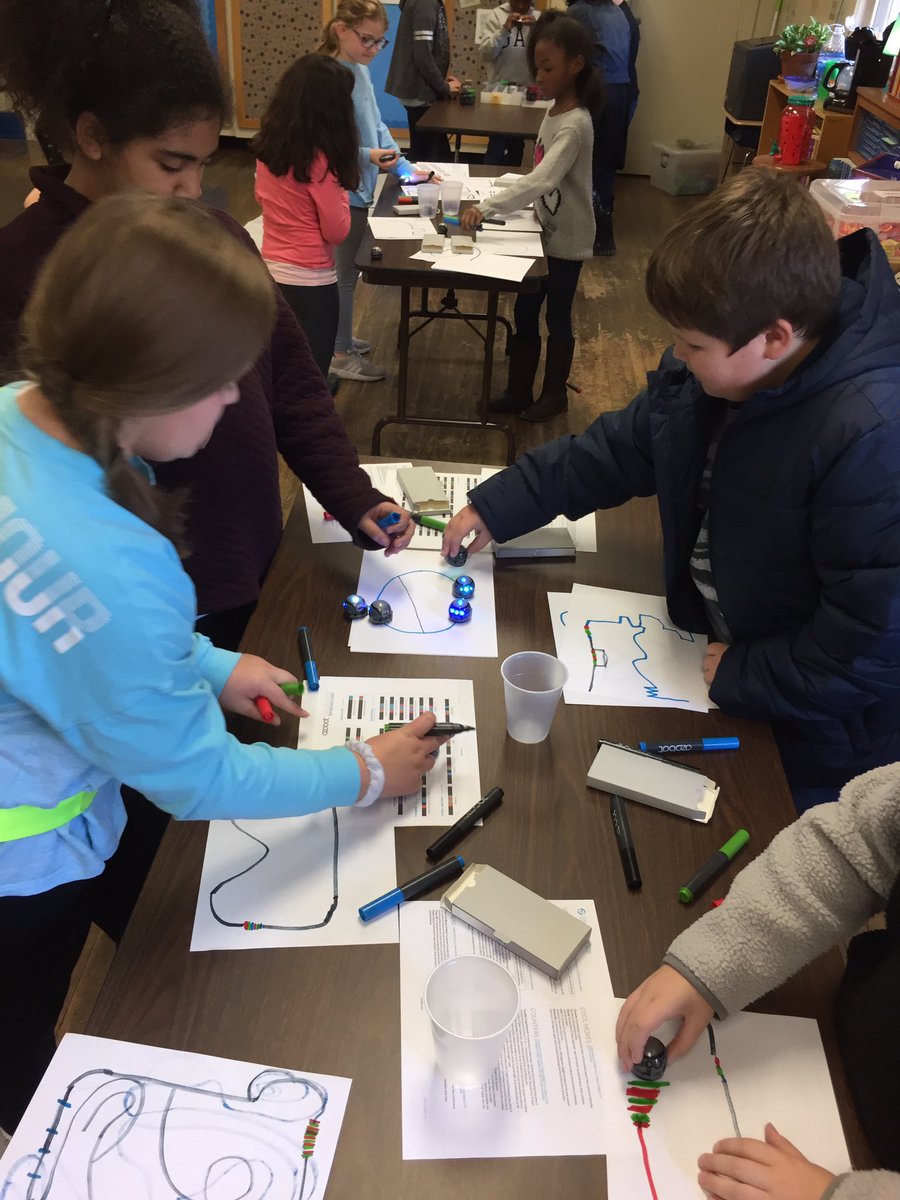 JoannaHoodCIS's tweet image. Chilhowee coders at work! #KCSStem @SpikesT1995 @Tori_Allen_ @kcs_stem