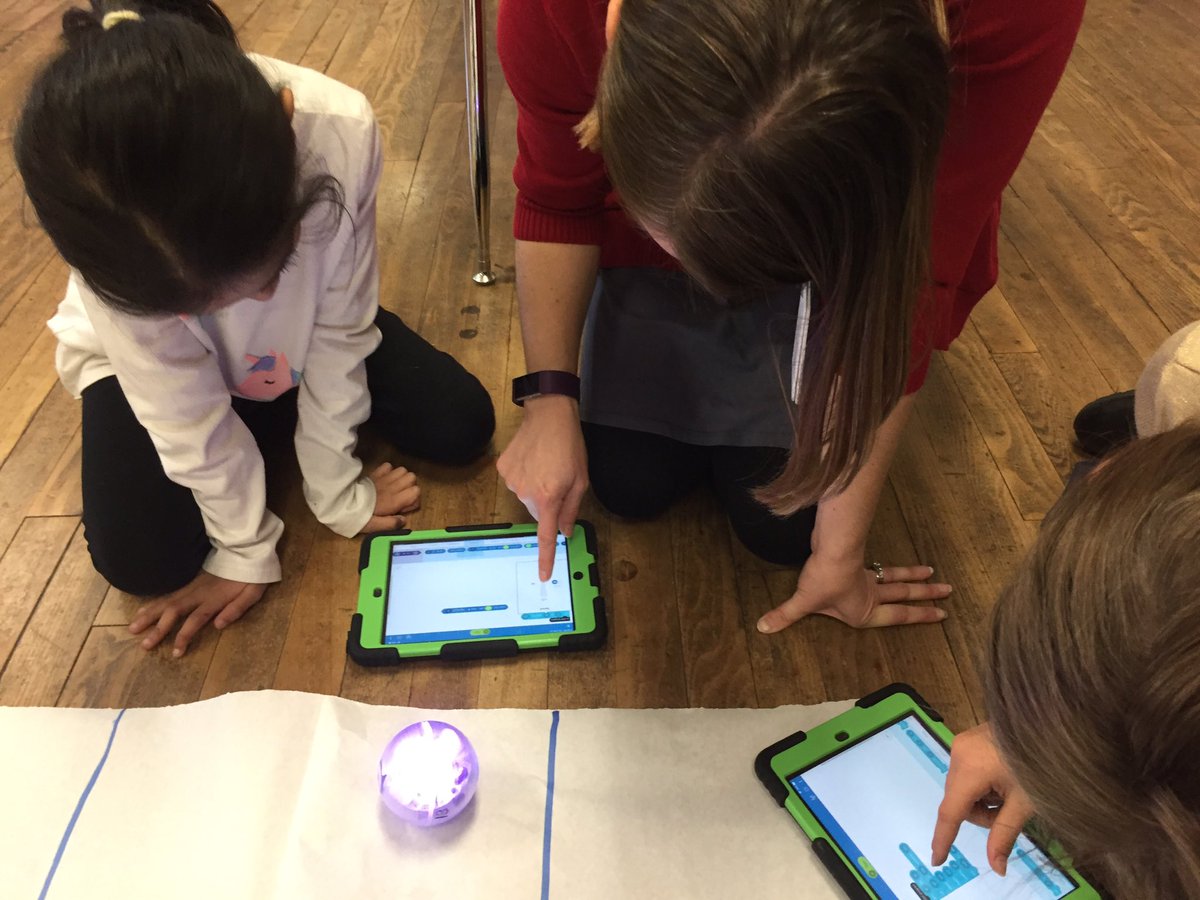 JoannaHoodCIS's tweet image. Chilhowee coders at work! #KCSStem @SpikesT1995 @Tori_Allen_ @kcs_stem