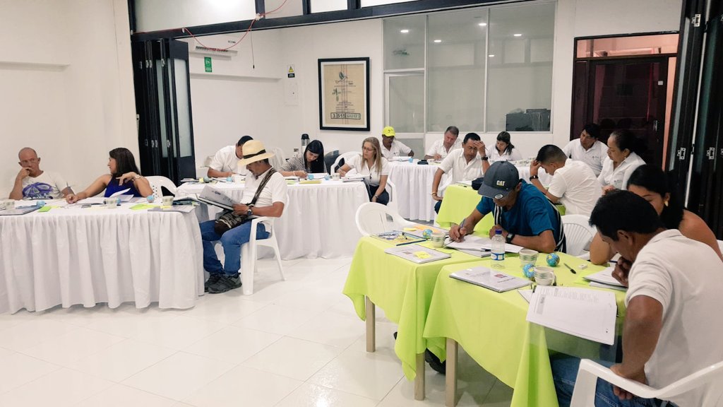 Las organizaciones colombianas descubren el Taller de Gestión Financiera Básica de <a href="/acodea/">acodea</a> en Santa Marta. <a href="/comsab/">Coop. San Bartolo</a> <a href="/fcccauca/">Fed. Campesina Cauca</a> y <a href="/REDECOLSIERRA/">RED ECOLSIERRA</a>