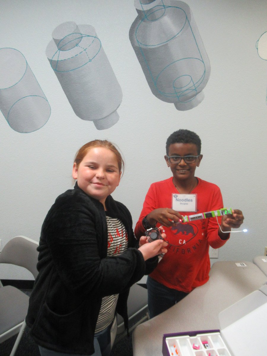 STARBASEAustin's tweet image. Smiling while learning is inevitable at #STARBASEAustin for @vhehippos students. @HuttoISD