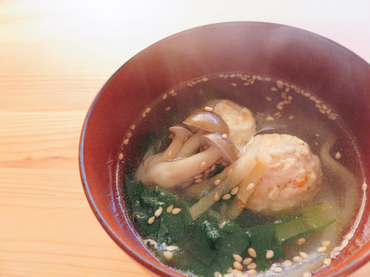 村田英理子 On Twitter 有賀さん Kaorun6 が スープ365 でご紹介していた鶏団子スープが美味しそうで 早速作ってみました 元々のレシピは 鶏団子 大根 大根の葉 味付けは塩のみの シンプルだけどほっこりできそうなスープ 栄養面を考えて しょうが しめじ