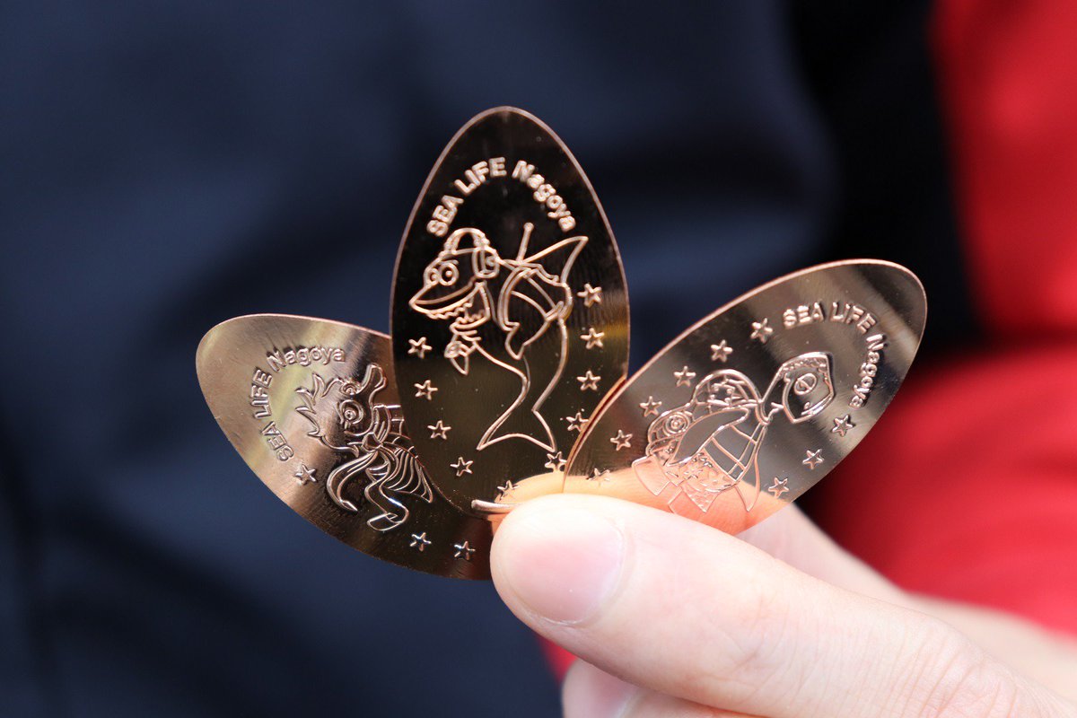 シーライフ のショップでもスーベニアメダルの販売機があります