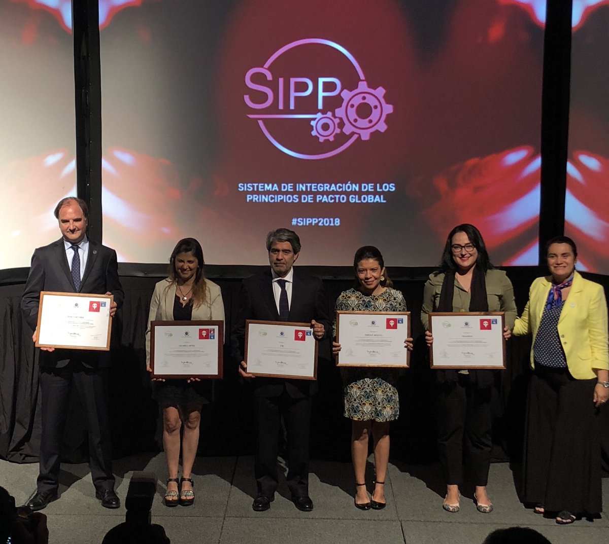 Transelec's tweet photo. Nuestro permanente trabajo por elevar las prácticas éticas al interior de #Transelec, utilizando talleres de capacitación y Dilemas Éticos, fue reconocido esta tarde por @PactoGlobal en su estudio #SIPP2018 en ámbito Anticorrupción. Felicitaciones a todas las empresas reconocidas https://t.co/2AC8Cux1BX