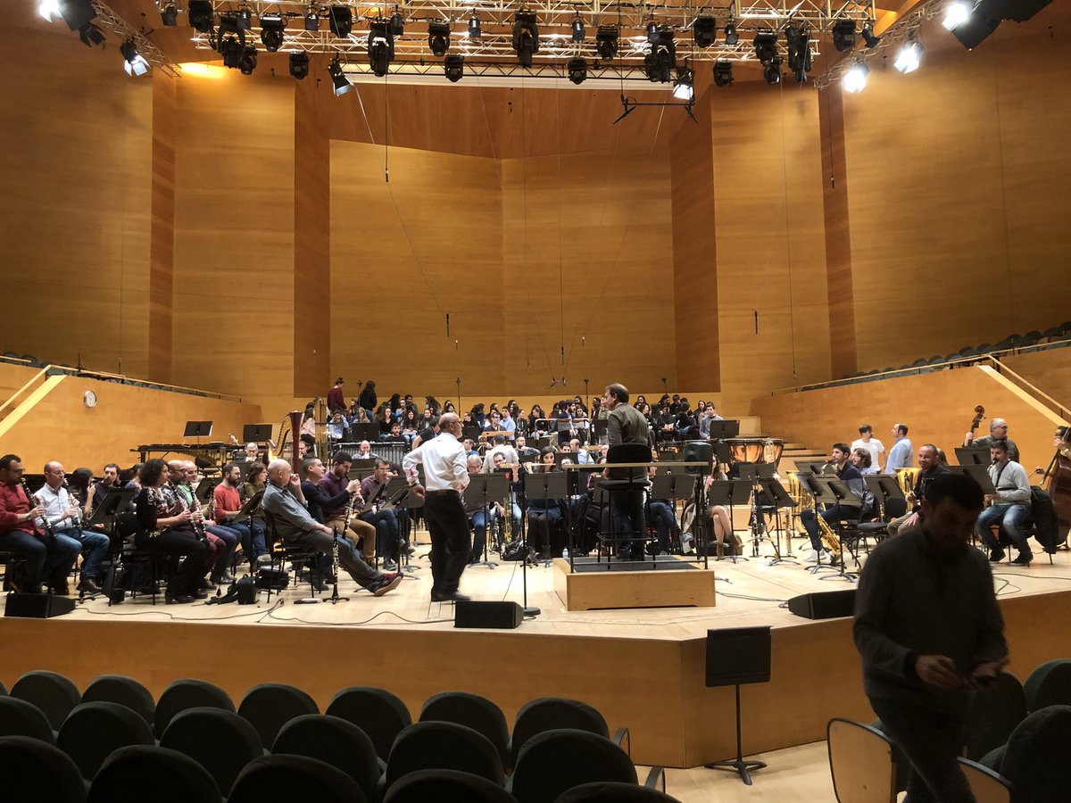 guinovartalbert's tweet photo. No us perdeu el concert de Nadal aquest diumenge de @BandaBarcelona estrena de la meva #SuiteNadalenca per a banda i els increïbles @VEUScorinfantil @lauditori #JoseRafaelPascualVilaplana #JosepVila https://t.co/Pa753JhWeD