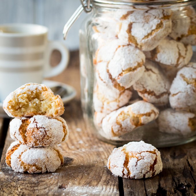 languagexp's tweet image. Las #Amaretti son unas galletitas de almendras muy populares en #Milan #Italia que suelen comerse en la tarde con café. Visita: experienciaidiomas.com