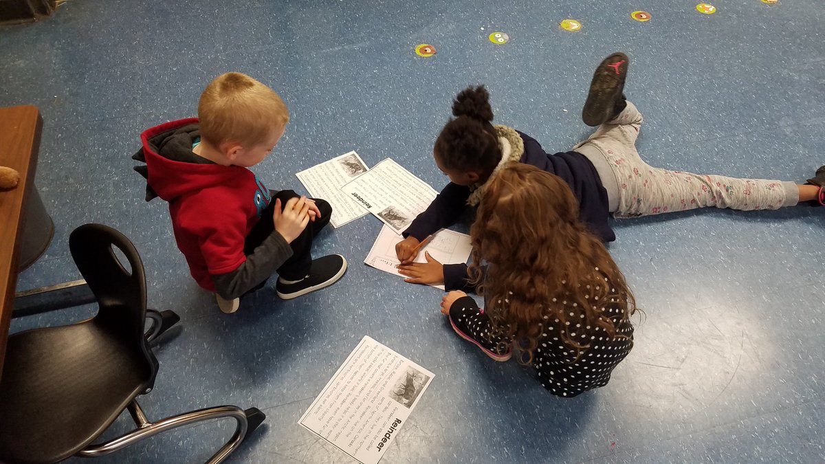 jheritsch's tweet photo. Students were learning to work together and use the text to record facts about reindeer. #firstgrade @OESrockSTARS @suptking https://t.co/3Cu7uTTAbo