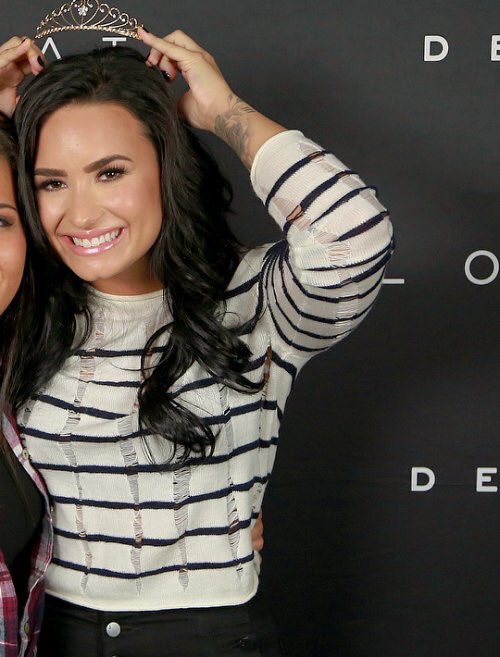 I need new pics of Demi and her activity on Twitter and Instagram 💗