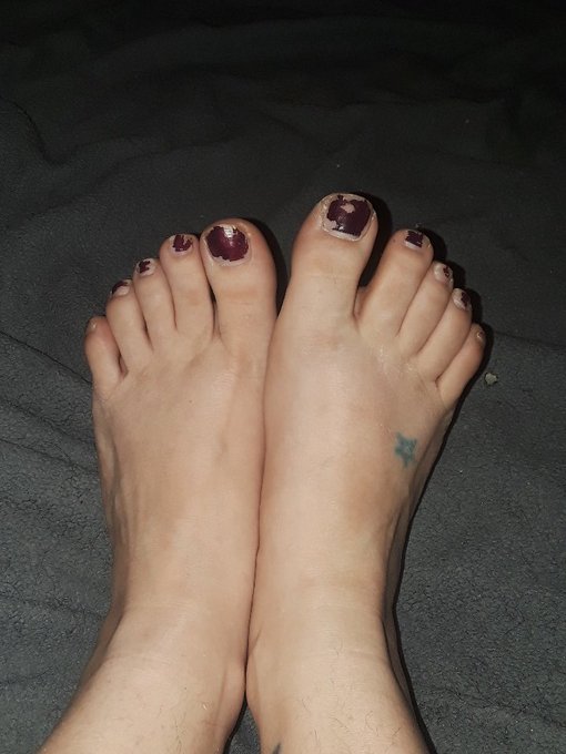 My #toes need repainted badly. I need a new pedi, and I'm not paying for it. $end to see new #footpics