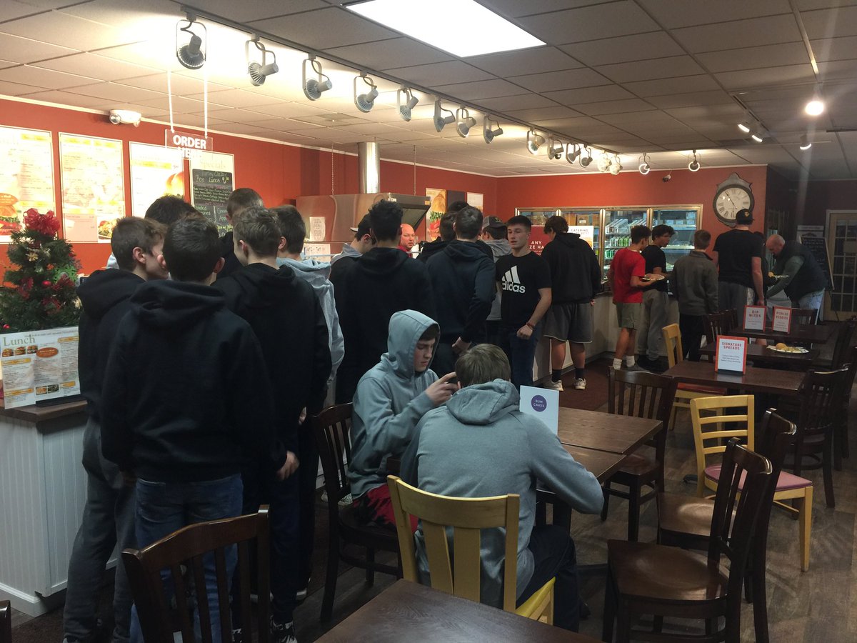 BoostersTv's tweet photo. Can’t say Thank You enough to Chad Lynn and the entire staff of Heavenly Ham for Feed the Team tonight!! We are truly blessed to have the support!! Go Scottie’s💛🏀🖤 https://t.co/QxIhQNZZaw