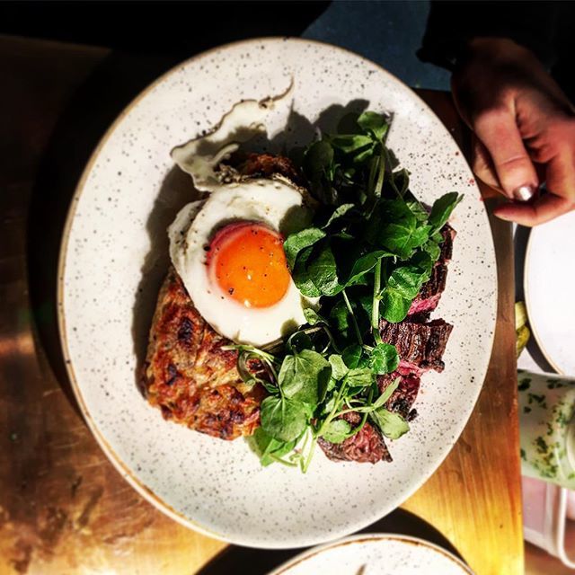 On the pass @mortyandbobs today #lunch @coaldropsyard #wintertraining #outthewindow #getinvolved #steak #eggs #hash #kingscross #foodie ift.tt/2SNrAAb